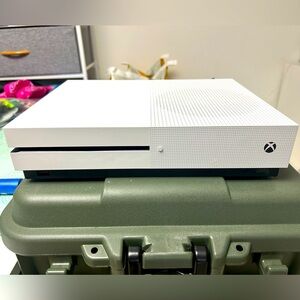Xbox 1s with cords and remote control